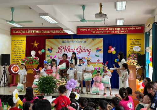 Midkid tặng 170 suất quà đến các em nhỏ tại trung tâm Sao Mai