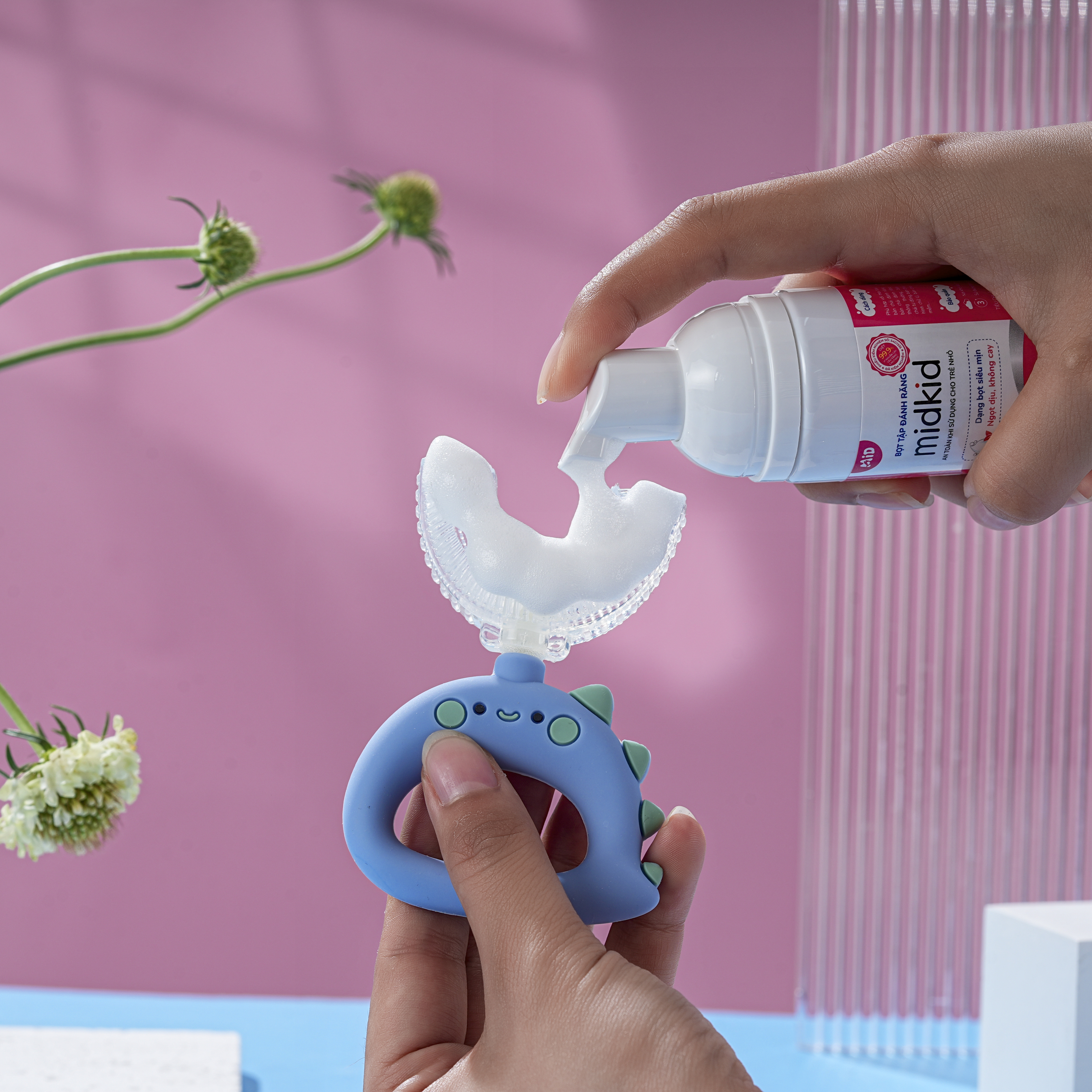 bọt tập đánh răng Midkid dạng siêu mịn trên bàn chải cho bé
